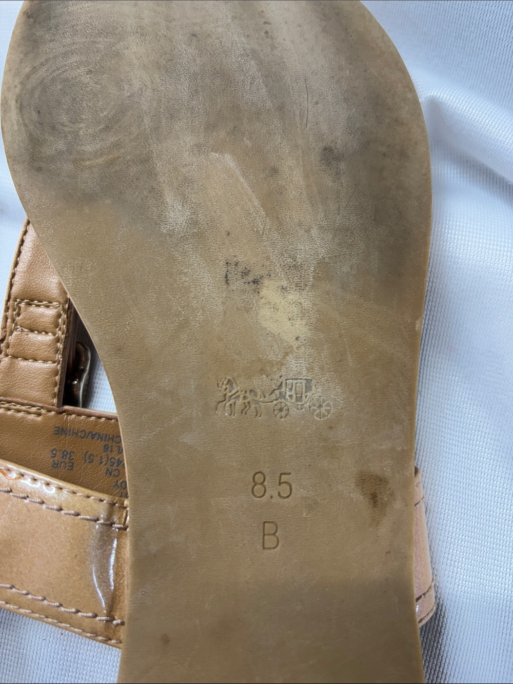 Coach Cassidy Nude Tan
Leather T-Strap Sandals Gold
Tone adjustable sandals - Picture 10 of 12